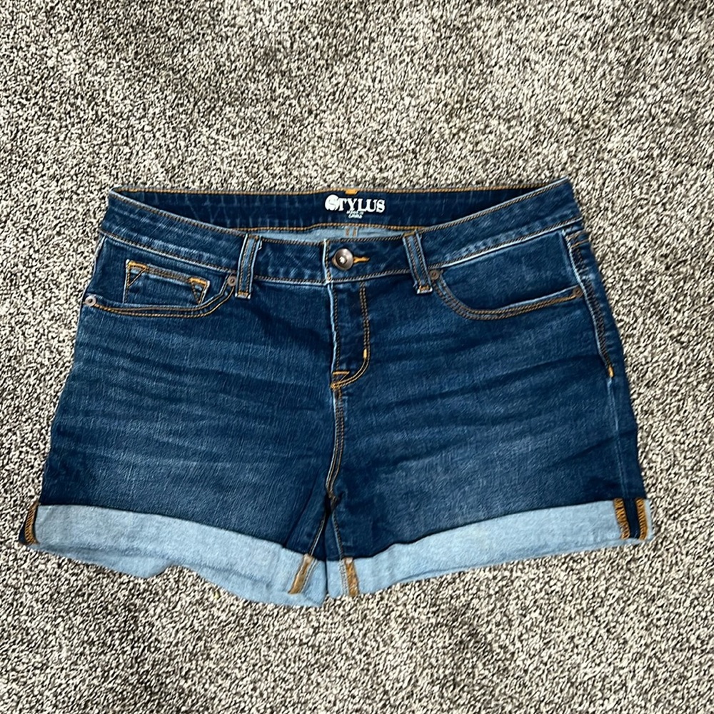Stylus Cuffed Shorts